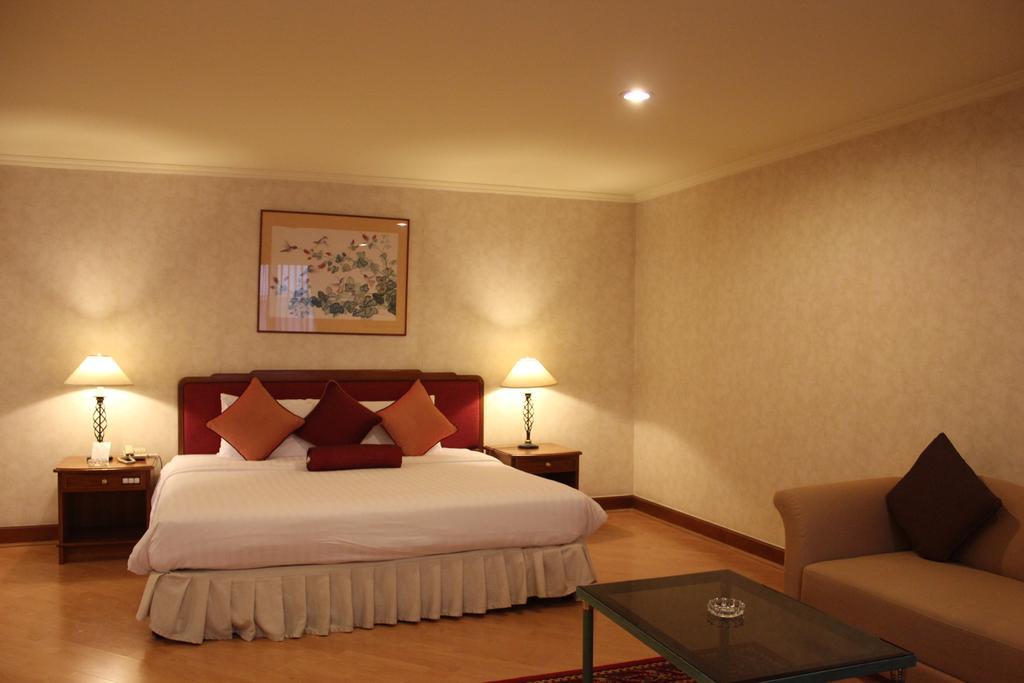 Rembrandt Suites Bangkok Bagian luar foto