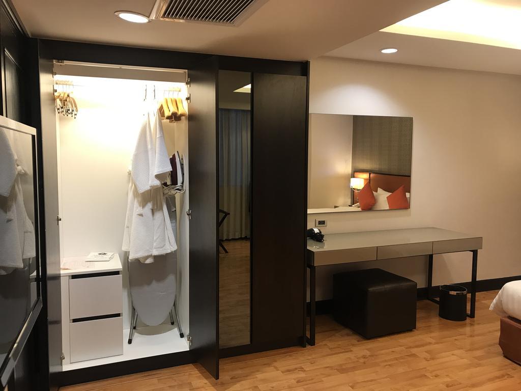Rembrandt Suites Bangkok Bagian luar foto